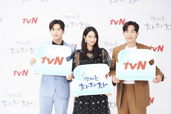 (왼쪽부터)tvN ‘갯마을 차차차’에 함께 출연한 김선호, 신민아, 이상이. (사진=tvN)