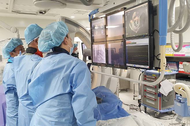 부천세종병원 심장중재시술팀이 마이트라클립시술을 시행하고 있다.