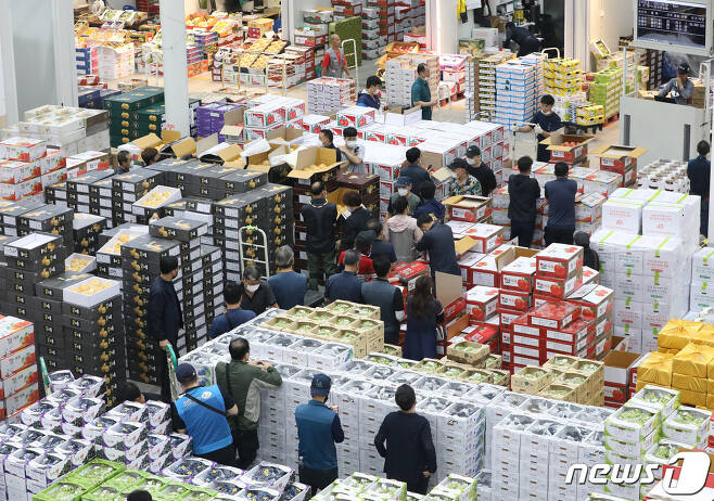 경기도 수원시 권선구 수원농수산물도매시장 과일 경매 2021.9.8/뉴스1 © News1 김영운 기자