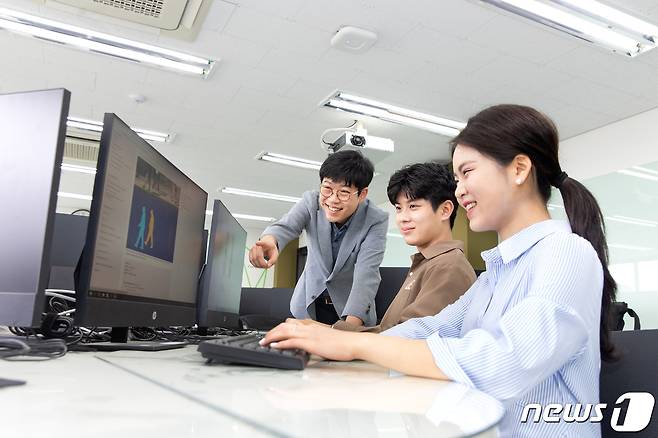 가천대 소프트웨어 전용 강의실에서 소프트웨어 전공 학생들이 교수의 지도에 따라 코딩을 하고 있다.(가천대 제공) © News1