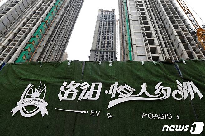 중국 허난성 뤄양에서 헝다그룹이 건설 중인 아파트 단지. © 로이터=뉴스1