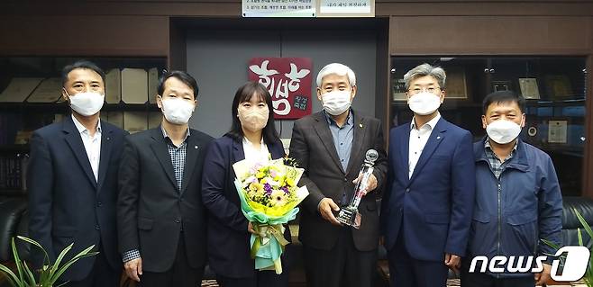 횡성축협, 상호금융예수금 1000억원 달성탑 수상.(농협 강원지역본부 제공) 2021.10.19/뉴스1