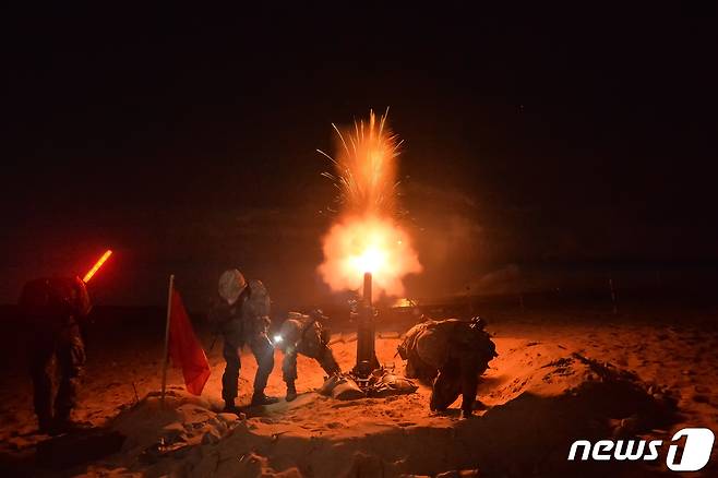 지난 4월 육군 제50보병사단이 경북 포항시 북구 화진 훈련장에서 야간 박격포 사격 훈련을 실시하고 있다. 여단급 훈련으로 진행된 이날 훈련에는 60mm, 80mm, 4.2인치 박격포 51문이 동원됐다. 2021.4.20/뉴스1 © News1 최창호 기자