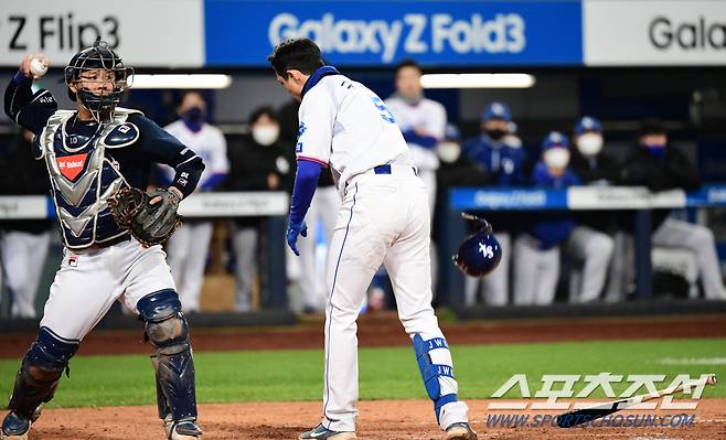 19일 대구 삼성라이온즈파크에서 KBO리그 삼성과 두산의 경기가 열렸다. 5회 2사 2, 3루에서 스탠딩삼진을 당한 구자욱이 헬멧과 방망이를 내던지며 판정에 강하게 어필하고 있다. 대구=송정헌 기자 songs@sportschosun.com