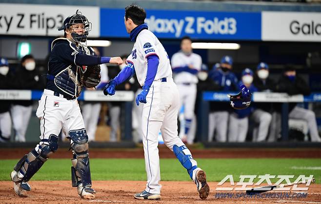 삼진 판정 아쉬움에 방망이와 헬멧을 내던지고 있는 구자욱.