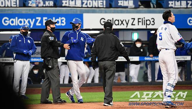 허삼영 감독도 그라운드에 나와 주심 판정에 어필하고 있다.