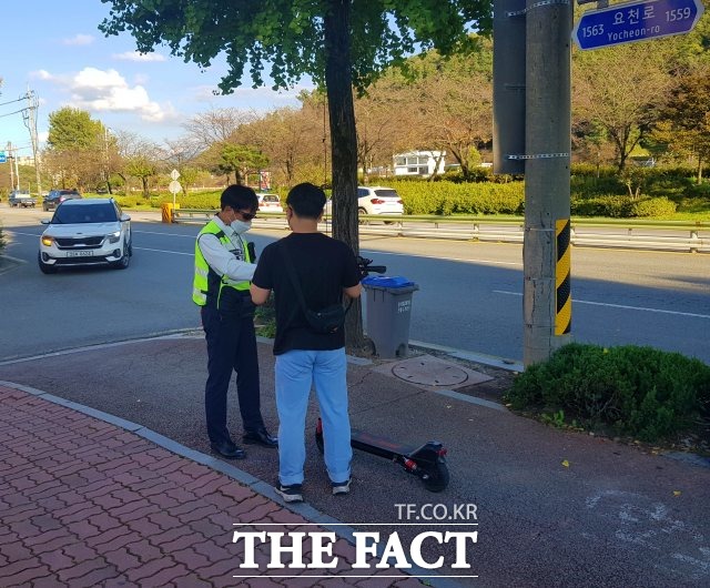 전북 남원경찰서는 통행량이 많은 시내권을 중심으로 교통사고 예방을 위한 안전한 전동킥보드 이용수칙 홍보·교육을 실시했다고 19일 밝혔다. /남원경찰서 제공