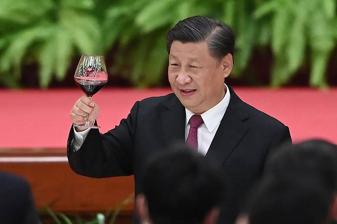 시진핑 중국 국가주석이 9월 30일 베이징의 인민대회당에서 열린 국경절 기념 연회에서 술잔을 들고 있다./AFP 연합뉴스