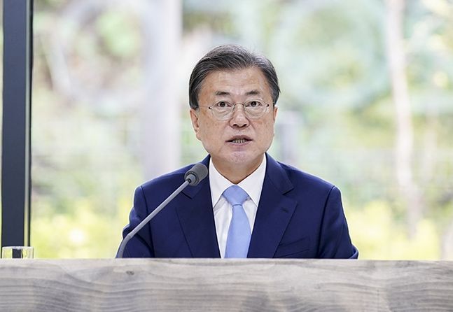 문재인 대통령이 18일 서울 용산구 노들섬다목적홀에서 열린 2050 탄소중립위원회 제2차 전체회의에 참석해 발언하고 있다. ⓒ청와대