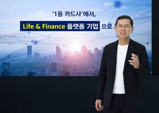 신한카드 창립 14주년 기념식에서 임영진 사장이 라이프앤파이낸스 플랫폼 기업으로 도약을 위한 의지를 강조하고 있다. 신한카드 제공