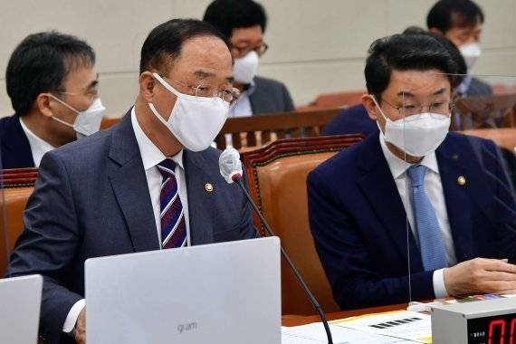 홍남기 경제부총리 겸 기획재정부 장관(왼쪽)과 이억원 기재부 1차관이 지난 6일 국회에서 열린 기재부 국정감사에서 출석했다. 홍 부총리는 이날 "상속세 전반을 점검해 조세소위원회 전에 결과를 보고하겠다"고 밝혔다.?/사진=뉴스1