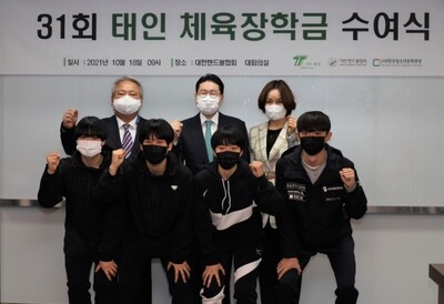 뒷줄 왼쪽부터 김진수 부회장·이상현 회장·임오경 의원. 태인 제공