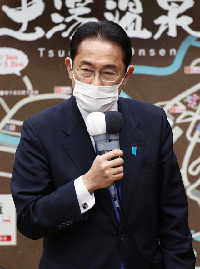 기시다 후미오 총리가 중의원 선거가 공시되며 본격적 선거운동이 시작된 19일 후쿠시마시에서 첫 가두 연설에 나서 자민당에 한 표를 호소하고 있다. 후쿠시마=EPA 지지 연합뉴스