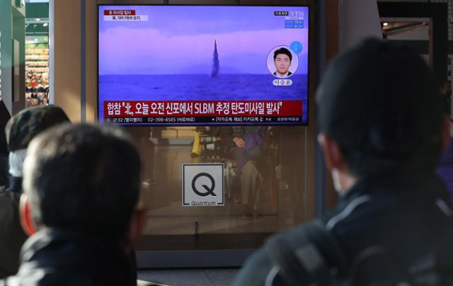 19일 오후 서울역에서 시민들이 북한의 단거리 탄도미사일 발사 관련 뉴스를 시청하고 있다. 뉴스1