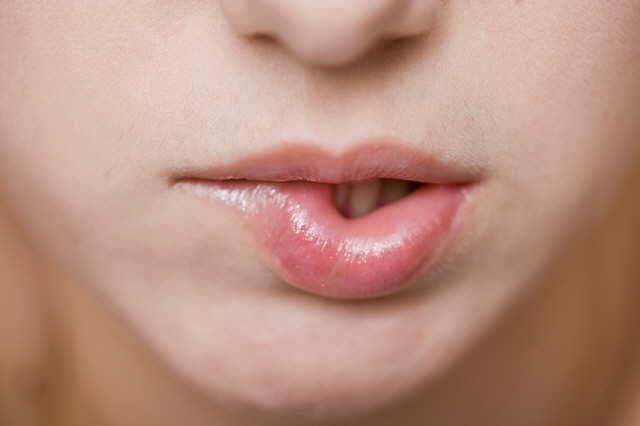 입술이 건조해져 갈라진다면 비타민B6가 부족한 상태다./사진=클립아트코리아