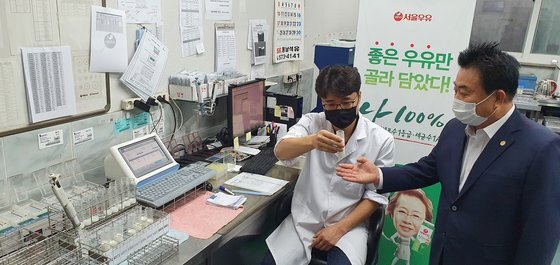문진섭 서울우유협동조합 조합장(오른쪽)이 원유 품질 검사 현장을 점검하고 있다.