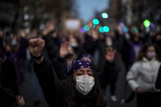 지난 3월8일 세계여성의 날을 맞아 스페인 마드리드에서 열린 시위에서 한 여성이