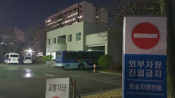 지난 13일 대전지법에서 법정구속 직전 도주한 50대 남성이 외부로 빠져나가는 데 통로로 활용한 대전지검 구치감. 신진호 기자