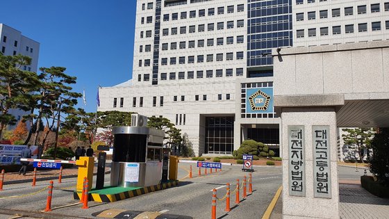 지난 13일 오후 대전지법에서 법정구속 직전 달안난 50대 남성이 도주 일주일 만인 19일 대전시 둔산동에서 경찰에 검거됐다.신진호 기자