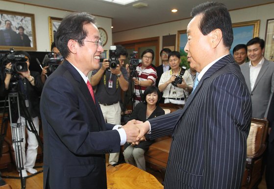 2011년 7월 6일 동작구 상도동 김영삼(오른쪽) 전 대통령 자택을 방문한 홍준표 당시 한나라당 대표. 국회사진기자단