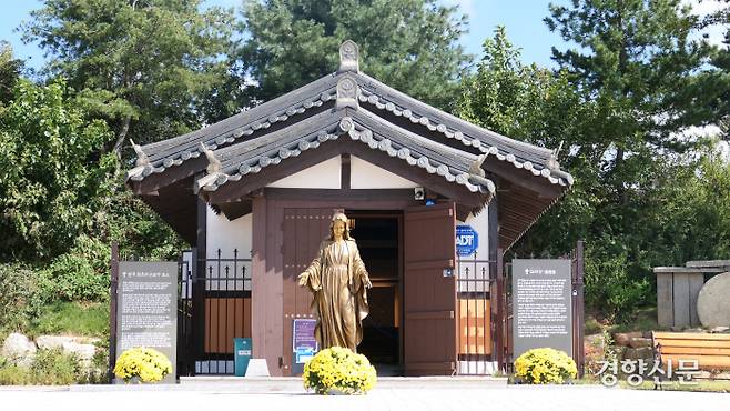 3인의 순교자 유해를 안치한 초남이성지 ‘한국 최초의 순교자 묘소’. 김종목 기자