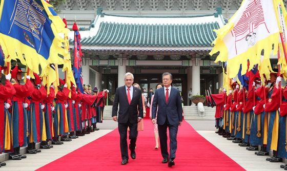 President Moon Jae-in, right, inspects an honor guard at the Blue House with Chilean President Sebastian Pinera on April 29, 2019. [JOINT PRESS CORPS]