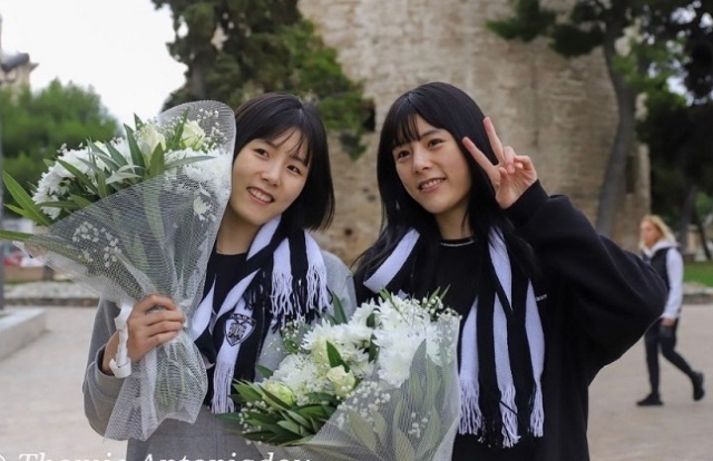 배구선수 이재영(왼쪽)·다영 쌍둥이 자매가 17일(한국시간) 그리스 테살로니키에 도착한 뒤 여자프로배구 PAOK 테살로니키 구단 관계자들의 환대 속에 기념사진을 찍고 있다. PAOK구단 인스타그램