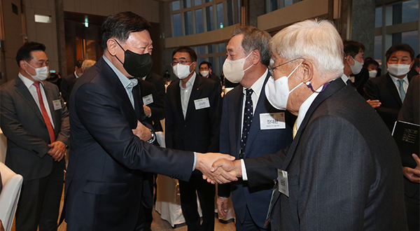 From left, Lotte Group Chairman Shin Dong-bin, Maekyung Media Group Chairman Chang Dae-hwan and Indonesia`s Korindo Group Chair Seung Eun-ho [Photo by Lee Seung-hwan]