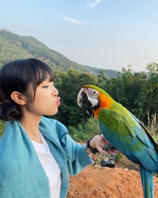 Singer Choi Ye-na from girl group IZ*ONE showed off her lovely charm.Choi Ye-na posted a picture on his instagram on the 19th with an article entitled Monk and Animal.In the photo released together, Choi Ye-na and Wikimiki Choi Yoo-jung, who spend time with parrots, are shown.Choi Ye-na is currently appearing on the web entertainment Jena is Animal Monk.Jena is an animal Monk is a program that solves the curiosity about animals by Choi Ye-na, an animal.