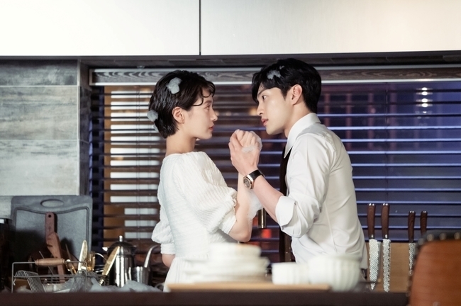 Kim Min-jae and Park Gyoo-yeong, who are running and Gamja-tang, were caught in a late night house washing dishes while their eyes were caught.KBS 2TV drama Dali and Gamja-tang (played by Son Eun-hye, Park Se-eun / Director Lee Jung-seop / Producer Monster Union Corpus Korea) is a romantic two-eyed show where Jin Muhak (Kim Min-jae) and Park Gyoo-yeong (played by Park Gyoo-yeong) are being exchanged with their eyes while they are washing up. The SteelSeries with the shots were released.In the eighth episode of Dali and Gamja-tang, which was broadcast last week, Dali and Muhaks first kiss was drawn, raising JiSoo.Muhak, who decided to go straight to Dali after kissing, and Dalis change of feeling pink for such Muhak were drawn interestingly.In particular, at the end of the eighth, it was predicted that Dali and Muhak were living on the floor up and down.He screamed while facing the rooftop intruder who ran, and he was drawn to the scene where Muhak, who ran after hearing the scream, overpowered Dali who ran as an intruder, making him more curious about the next story.The SteelSeries, which was unveiled, showed a simulated figure of Muhak, who was washing dishes side by side at a house late at night and holding the hands of such Dali and making eye contact.This is curious about how Dali, who was beholden to the round table, came to Muhaks house.Above all, the two of them are exchanging their eyes with their heads and their bodies covered with bubbles.Its a look of running Muhak holding hands and backing away, but not avoiding Muhaks eagle-eyed fit.Unlike Muhak, who had been somewhat uncomfortable after the first kiss, he hopes to start the romantic atmosphere again.Another SteelSeries released together attracts attention with Muhak, who sits side by side on Muhaks room bed.Unlike Muhak in his pajamas and something serious beside him, he raises both the curiosity and excitement of what the two would have exchanged.