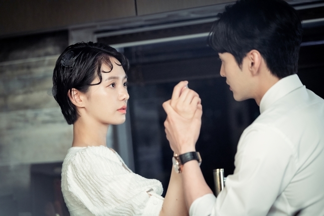Kim Min-jae and Park Gyoo-yeong, who are running and Gamja-tang, were caught in a late night house washing dishes while their eyes were caught.KBS 2TV drama Dali and Gamja-tang (played by Son Eun-hye, Park Se-eun / Director Lee Jung-seop / Producer Monster Union Corpus Korea) is a romantic two-eyed show where Jin Muhak (Kim Min-jae) and Park Gyoo-yeong (played by Park Gyoo-yeong) are being exchanged with their eyes while they are washing up. The SteelSeries with the shots were released.In the eighth episode of Dali and Gamja-tang, which was broadcast last week, Dali and Muhaks first kiss was drawn, raising JiSoo.Muhak, who decided to go straight to Dali after kissing, and Dalis change of feeling pink for such Muhak were drawn interestingly.In particular, at the end of the eighth, it was predicted that Dali and Muhak were living on the floor up and down.He screamed while facing the rooftop intruder who ran, and he was drawn to the scene where Muhak, who ran after hearing the scream, overpowered Dali who ran as an intruder, making him more curious about the next story.The SteelSeries, which was unveiled, showed a simulated figure of Muhak, who was washing dishes side by side at a house late at night and holding the hands of such Dali and making eye contact.This is curious about how Dali, who was beholden to the round table, came to Muhaks house.Above all, the two of them are exchanging their eyes with their heads and their bodies covered with bubbles.Its a look of running Muhak holding hands and backing away, but not avoiding Muhaks eagle-eyed fit.Unlike Muhak, who had been somewhat uncomfortable after the first kiss, he hopes to start the romantic atmosphere again.Another SteelSeries released together attracts attention with Muhak, who sits side by side on Muhaks room bed.Unlike Muhak in his pajamas and something serious beside him, he raises both the curiosity and excitement of what the two would have exchanged.