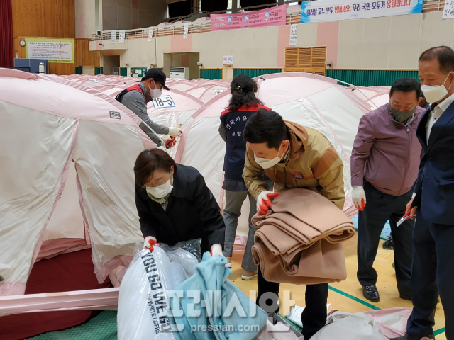 ▲(사진 왼쪽부터) 김정재 국회의원, 이강덕 포항시장이 흥해실내체육관 임시구호소 텐트를 철거하고 있다.ⓒ프레시안(오주호)