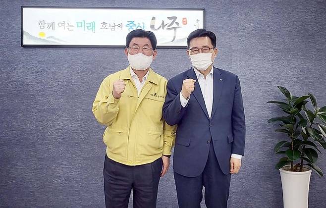 강인규 나주시장(왼쪽), 한국농수산식품유통공사 김춘진 사장. aT 제공