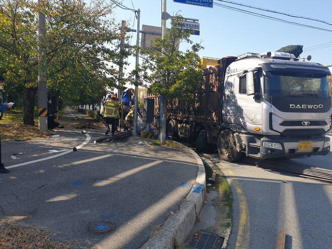 급차선 변경으로 사망 사고를 낸 25t 트럭. 부산 강서경찰서 제공