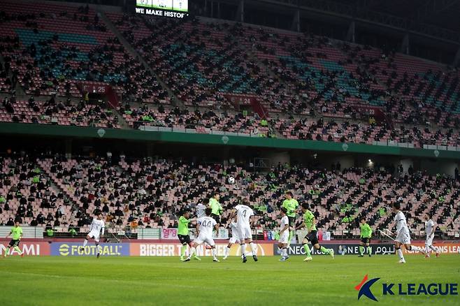 지난 17일 울산 현대와 전북 현대의 아시아 챔피언스리그 8강전 경기가 약 7000명의 관중이 입장한 가운데 열리고 있다. 한국프로축구연맹 제공