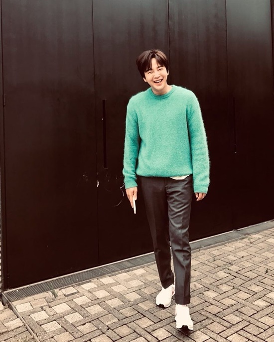 On the 18th, Jang Keun-suk posted a picture on his instagram with an article entitled Minchopa.Inside the picture is a picture of Jang Keun-suk, who is wearing a mint knit and smiling brightly while looking at the camera.Jang Keun-suk recently attracted attention as a goodwill to donate 175 million won to the birthday photo exhibition together with the official fan club.Photo = Jang Keun-suk Instagram