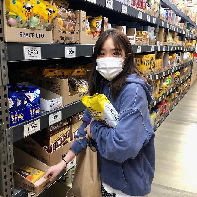 Kim Hyang Gi posted a photo on his instagram on the afternoon of the 19th with a short article E?Kim Hyang Gi in the public photo is staring at the camera when he picks up a cookie at a large mart.The eyes of the viewers gathered at him who was surprised as if he had caught a snack during the diet.Meanwhile, Kim Hyang Gi, who was born in 2000, was nominated for the Best Actress Award in the Baeksang Arts Awards in the 2019 film Witness and won the Best Actress Award in the 39th Golden Shooting Award.It is currently set to air the JTBC drama Flying Butterfly and release the movie Hansan: The Appearance of Dragons.Photo: Kim Hyang Gi Instagram