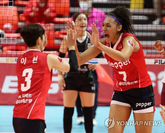 엘리자벳 '토스 좋았어' (광주=연합뉴스) 조남수 기자 = 19일 광주 염주종합체육관(페퍼스타디움)에서 열린 프로배구 V리그 여자부 페퍼저축은행 AI페퍼스와 KGC인삼공사의 경기에서 페퍼저축은행 엘리자벳이 공격을 성공시킨 뒤 세터 이현과 하이파이브하고 있다. 2021.10.19 iso64@yna.co.kr