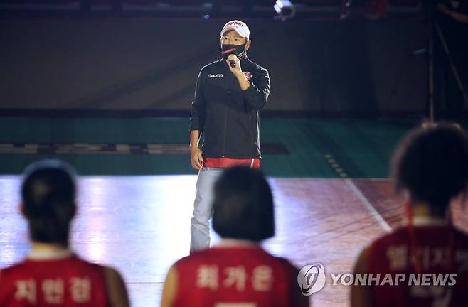 개회사 하는 장매튜 페퍼저축은행 구단주 (광주=연합뉴스) 조남수 기자 = 19일 광주 염주종합체육관(페퍼스타디움)에서 열린 프로배구 V리그 여자부 7번째 구단 페퍼저축은행 AI페퍼스의 창단 첫 경기 개막행사에서 장매튜 구단주가 개회사를 하고 있다. 2021.10.19 iso64@yna.co.kr
