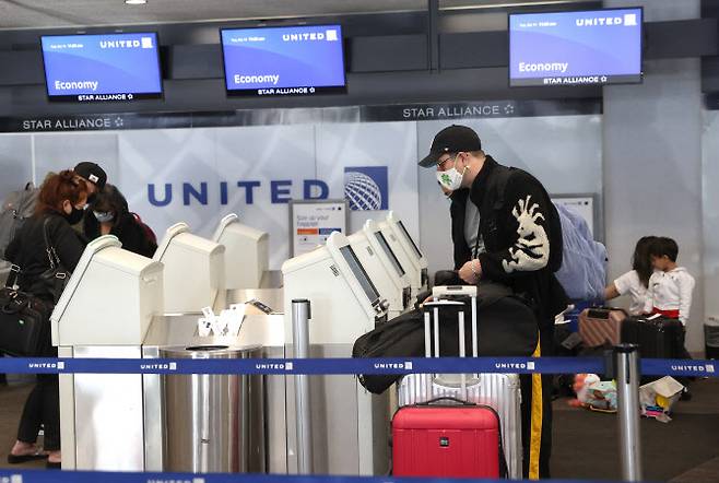 유나이티드 에어라인 여행객이 19일 미국 캘리포니아주 샌프란시스코 국제공항에서 체크인을 하고 있다 (사진=AFP)