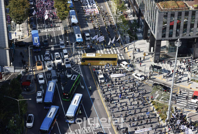 [이데일리 이영훈 기자] 10·20 민주노총 총파업에 참가한 조합원들이 20일 서울 서대문역 인근에 기습 집결해 도로를 점거한 채 집회를 하고 있는 가운데 반대편 차선에 정체현상이 일어나고 있다.