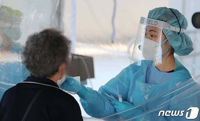 대전 중구 한밭종합운동장에 마련된 코로나19 임시선별검사소에서 한 시민이 검사를 받고 있다. ©News1 김기태 기자