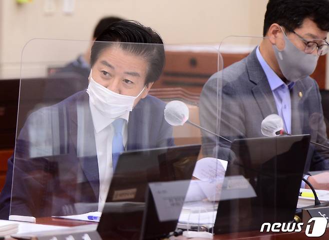 12일 서울 여의도 국회에서 열린 환경노동위원회의 경제사회노동위원회·중앙노동위원회·최저임금위원회 등에 대한 국정감사에서 노웅래 더불어민주당 의원이 질의하고 있다. 2021.10.12/뉴스1 © News1 오대일 기자