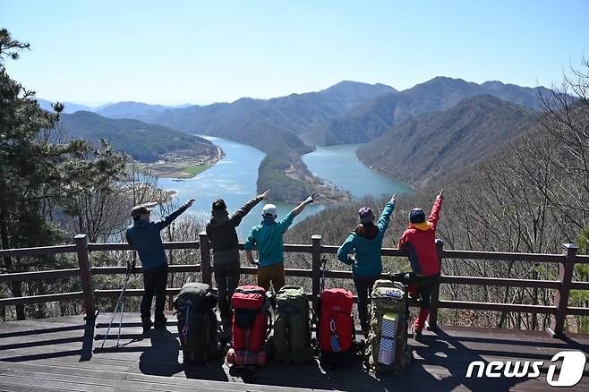 충북 옥천의  둔주봉 전망대에서 기념사진을 찍고 있는 등산객들.© 뉴스1