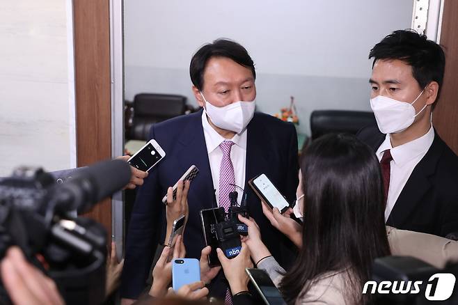 국민의힘 대선 경선 후보인 윤석열 전 검찰총장이 20일 오후 대구 수성구 국민의힘 대구시당 강당에서 열린 대구·경북 선대위 임명장 수여식을 마친 뒤 취재진 질문에 답하고 있다. 2021.10.20/뉴스1 © News1 공정식 기자