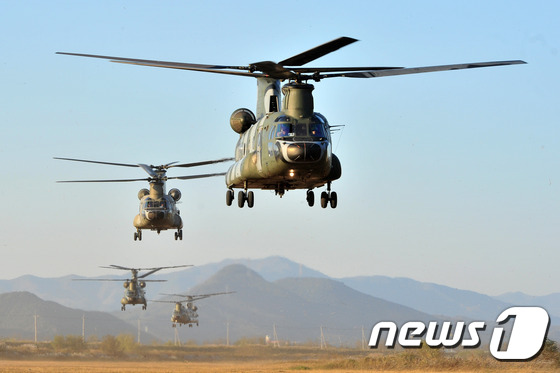 한·미 해병대원들이 경북 경주시 안강읍에서 한국군 CH-47 대형수송헬기를 이용해 연합군이 확보한 거점에 수송 물자를 옮기고 있다./뉴스1 © News1 최창호 기자