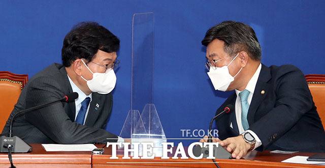 송영길 더불어민주당 대표(왼쪽)가 20일 오전 서울 여의도 국회에서 열린 최고위원회의에서 윤호중 원내대표와 이야기하고 있다. /국회=남윤호 기자