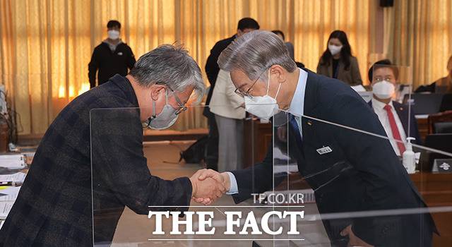 조응천 감사반장과 인사하는 이재명 경기도지사.