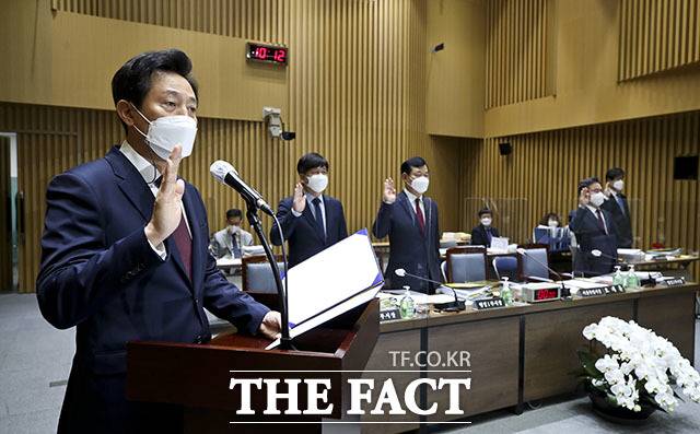 오세훈 서울시장(왼쪽)이 20일 오전 서울 중구 서울시청에서 열린 국회 국토교통위원회의 서울시에 대한 국정감사에 출석해 증인선서를 하고 있다. /국회사진취재단