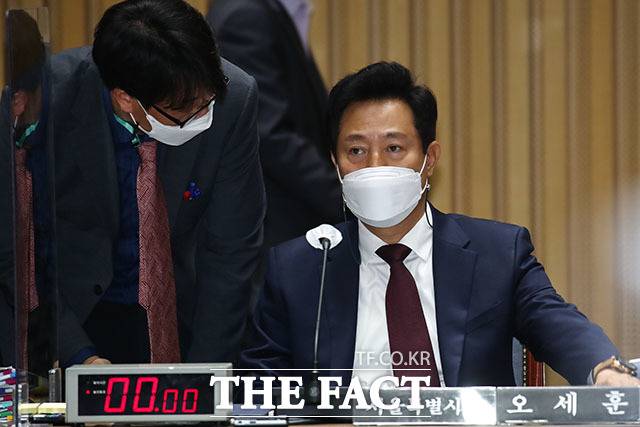 관계자와 대화 나누는 오세훈 시장.